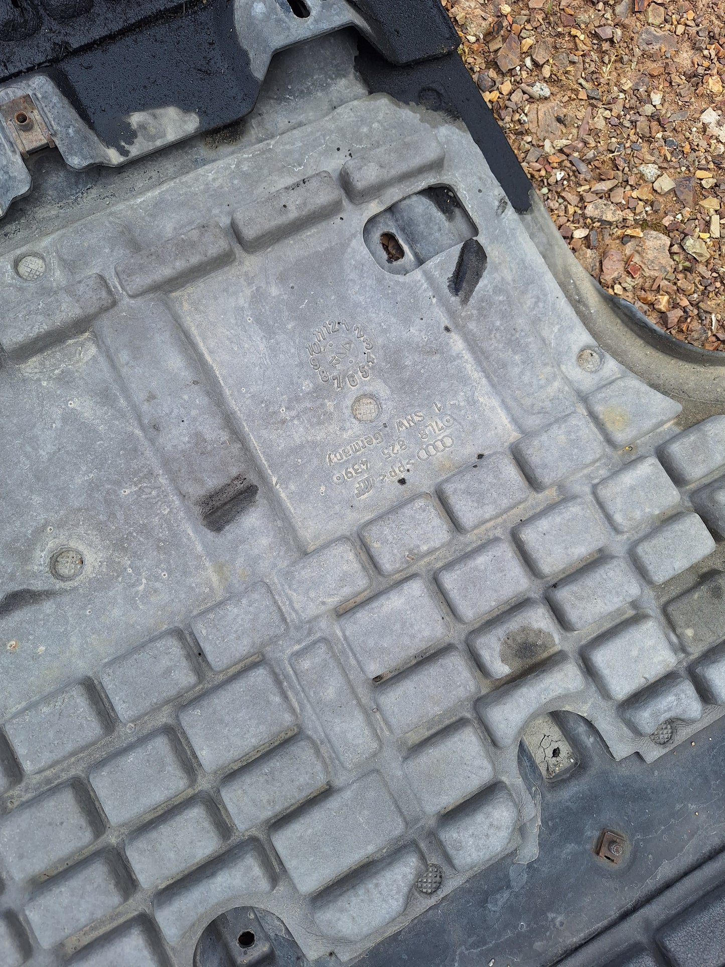 Suspleh plastika motora audi q7 7l8825439