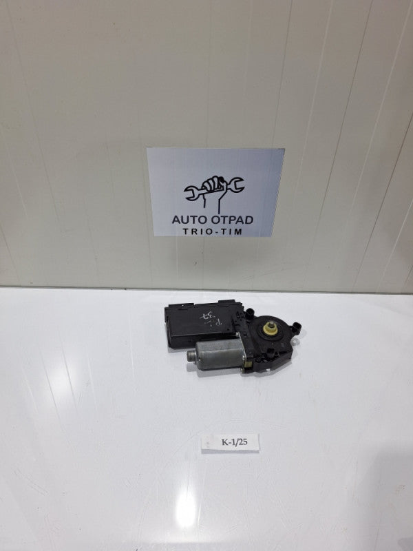 Prednji lijevi motoric podizaca audi a4 b7 8e1959801B