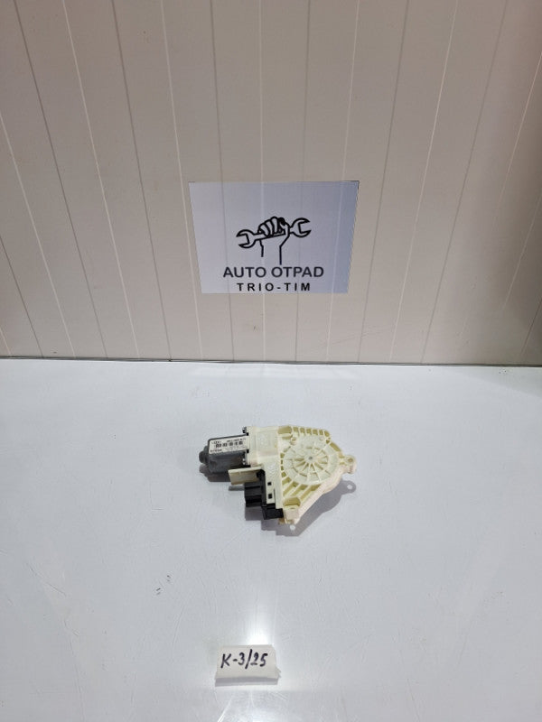 Zadnji lijevi motoric podizaca audi a4 b8 8k0959811