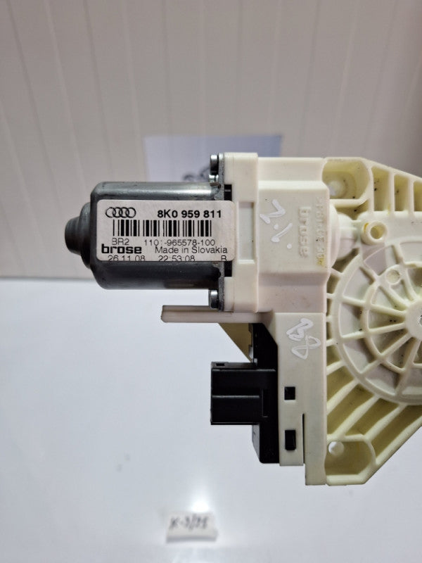 Zadnji lijevi motoric podizaca audi a4 b8 8k0959811