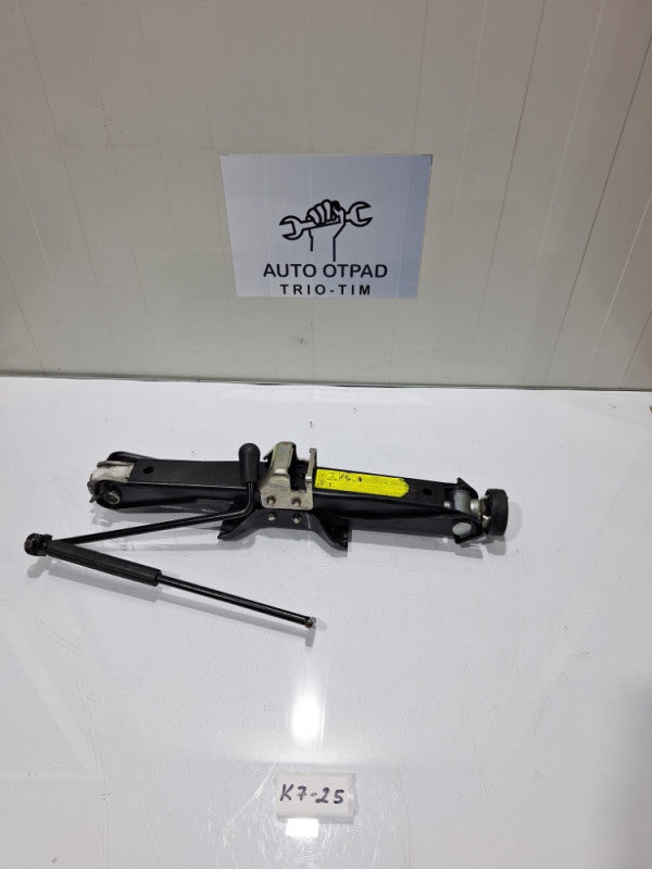 Rucna dizalica audi a4 b8 8k0011031C AUDI A4 S4 B8 8K 2008 JACK 8K0011031C