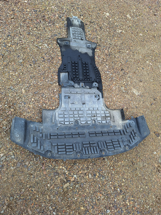 Suspleh plastika motora audi q7 7l8825439