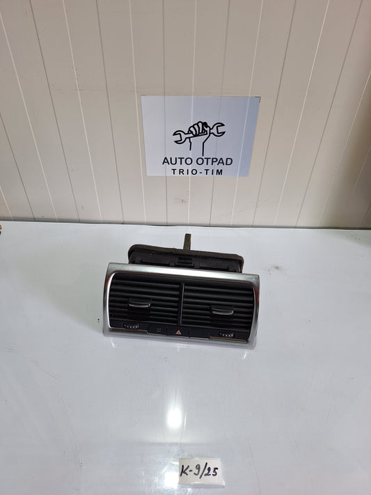 Srednja resetka ventilacija audi q7 4o 4l0820951P Audi Q7 4L 2013 Air Vent Vent Air Nozzle Centre