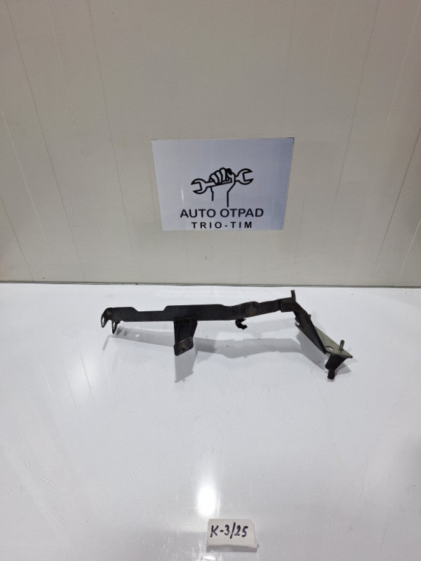 Prednji lijevi nosac blatobrana audi a4 b8
