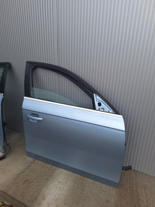 Prednja desna vrata audi a4 b8 LY5J plava