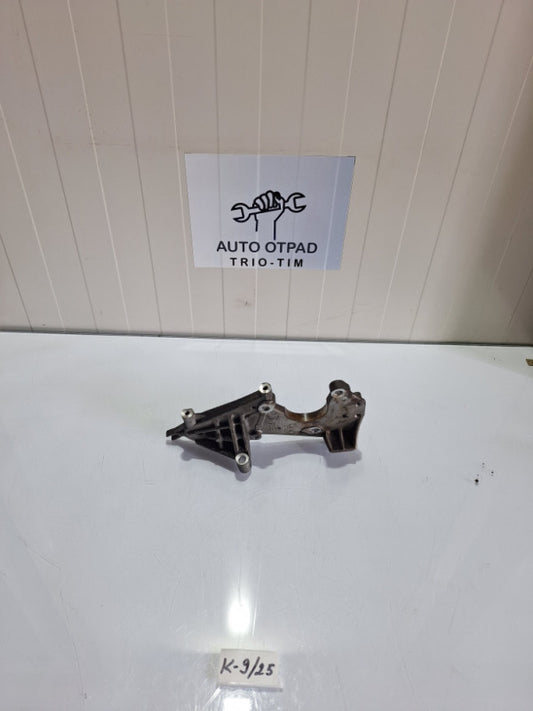 Nosac pumpe visokog pritiska audi q7 4l 059130147H Audi A6 S6 C6 4F 2005 Fuel pump bracket